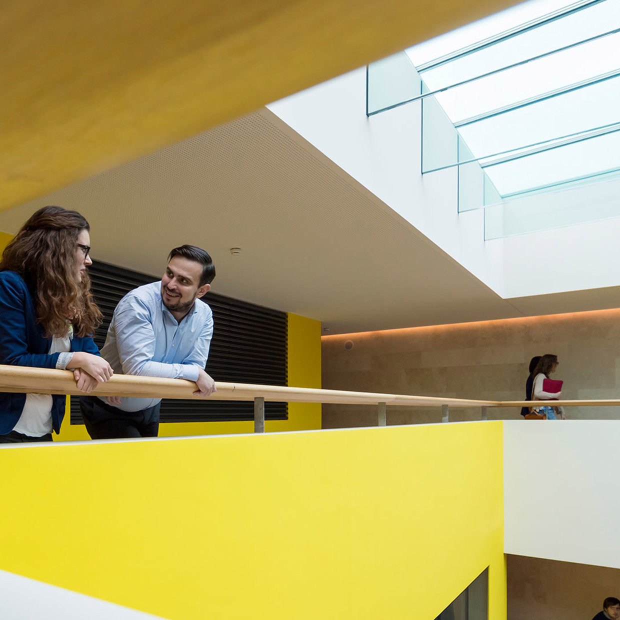 Deux personnes à la balustrade dans un bâtiment